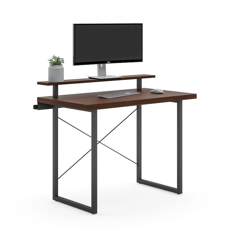 Bureau en bois marron avec support d'écran intégré
