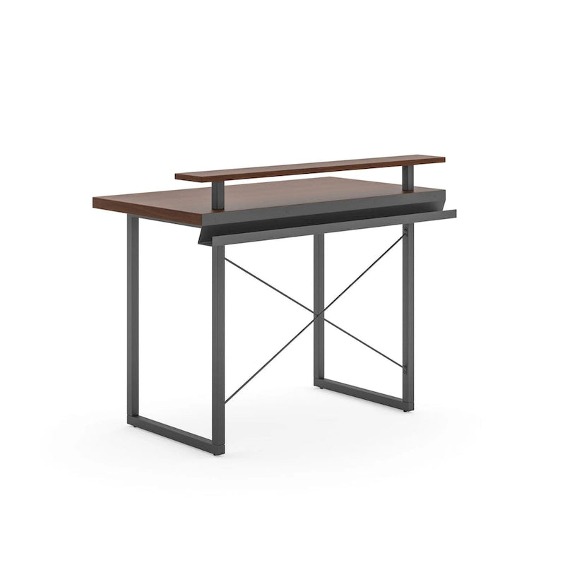 Bureau en bois marron avec support d'écran intégré
