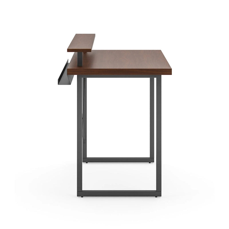 Bureau en bois marron avec support d'écran intégré