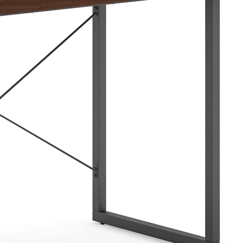 Bureau en bois marron avec support d'écran intégré