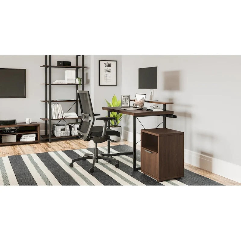 Bureau en bois marron avec support d'écran intégré