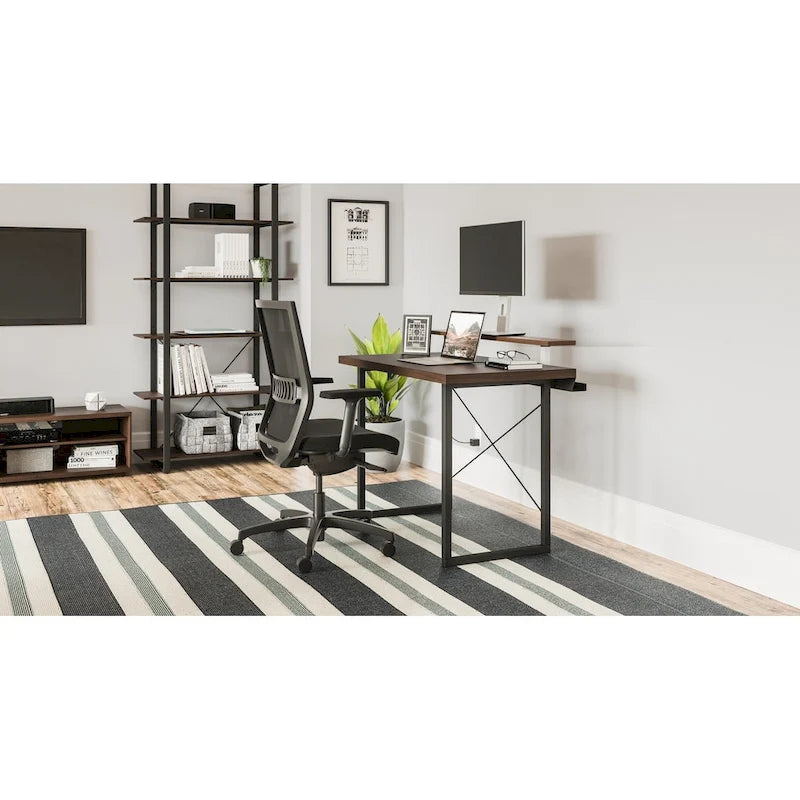 Bureau en bois marron avec support d'écran intégré